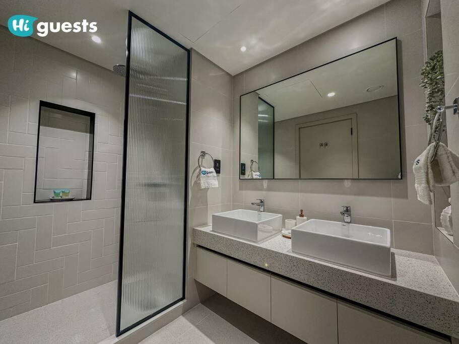 Elegant 2-bedroom Retreat At Marina Vista 2 Apartment Dubai