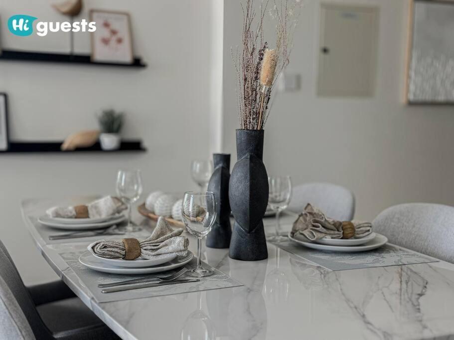 Elegant 2-bedroom Retreat At Marina Vista 2 * Dubai
