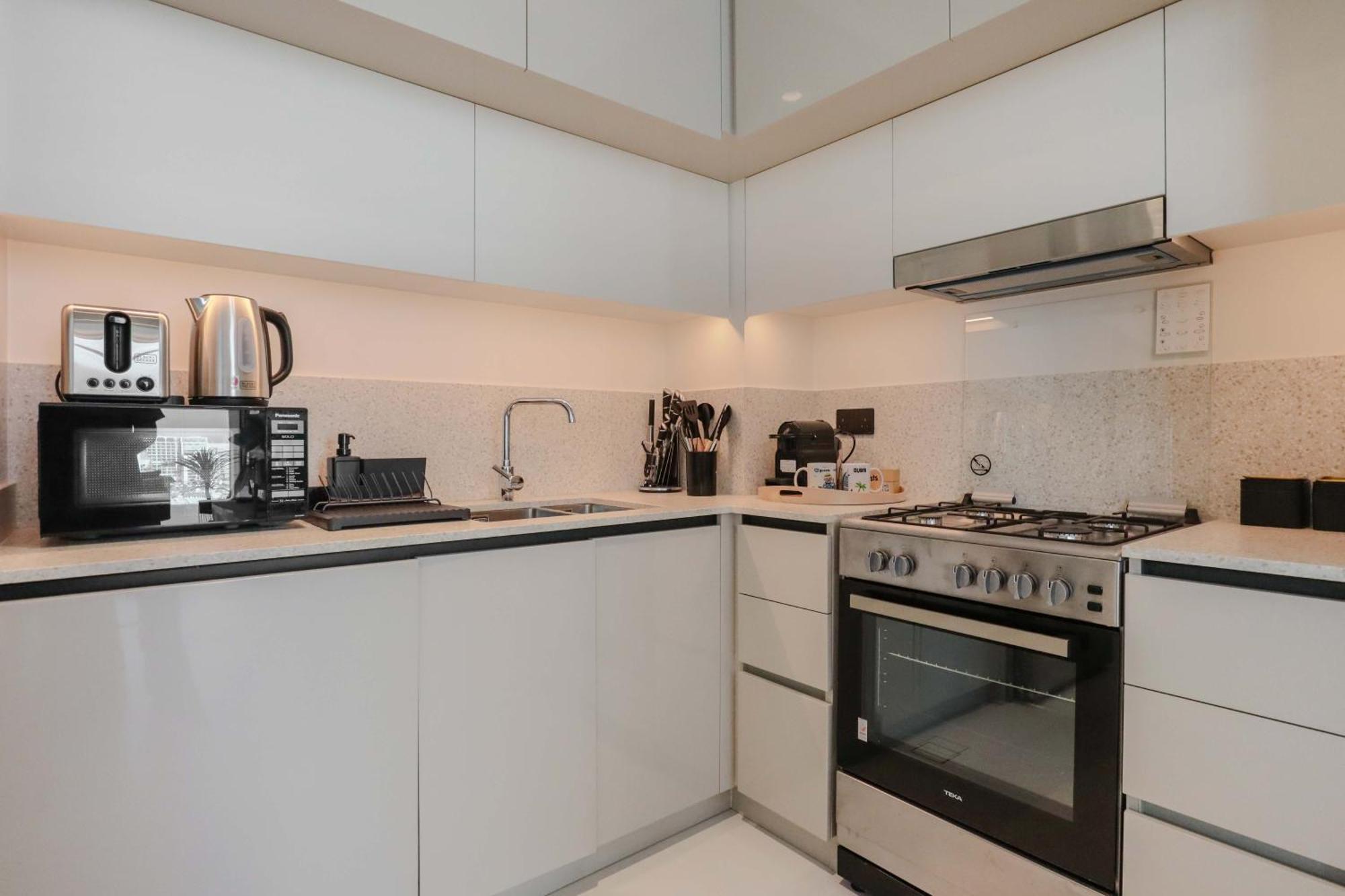 Apartment Elegant 2-bedroom Retreat At Marina Vista 2 *